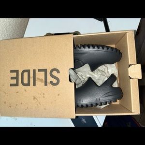 Yeezy Slide. Onyx. 4K
